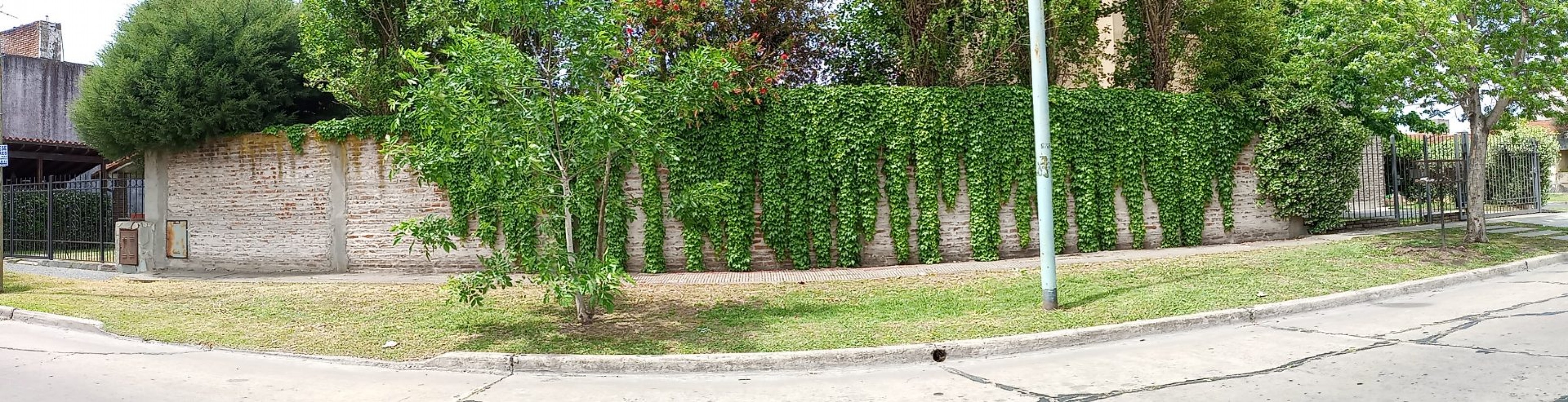VENTA DE CASA EN CASTELAR, 3 dormitorios, parque, y entrada de auto. EXCELENTE ZONA, Dean Funes 400