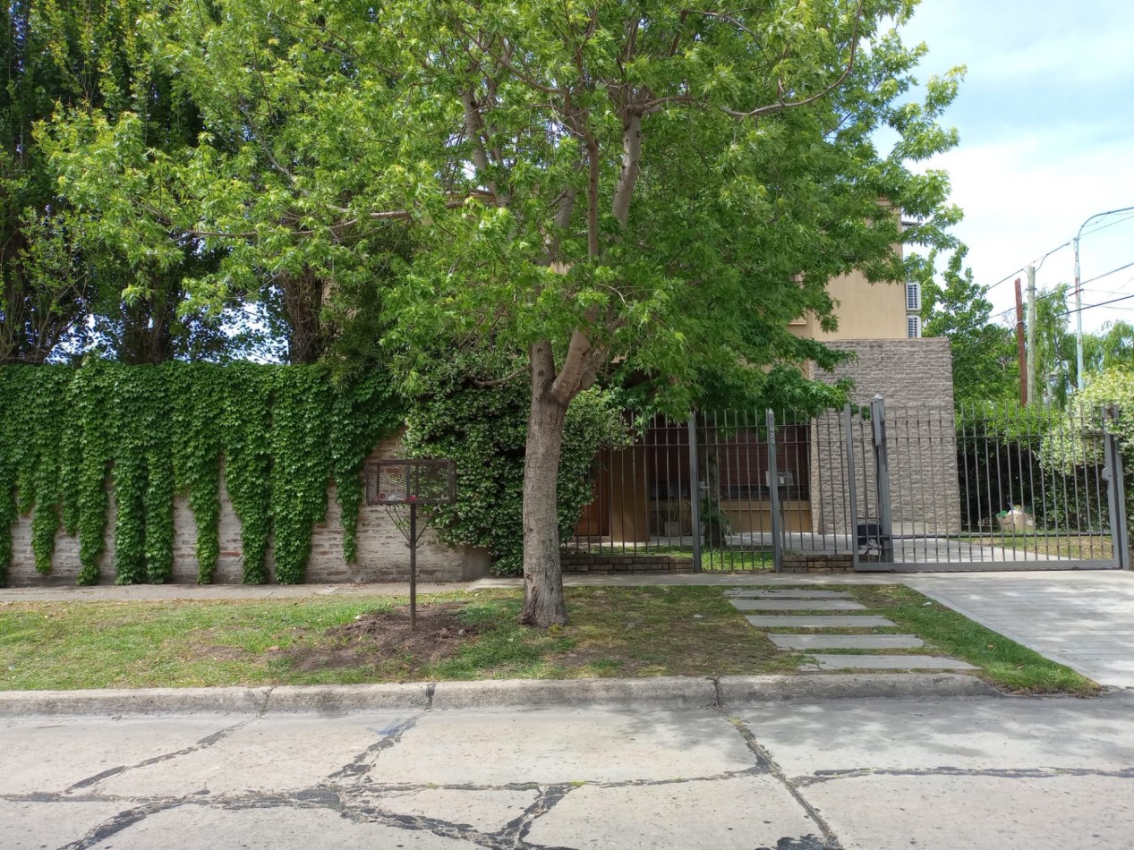 VENTA DE CASA EN CASTELAR, 3 dormitorios, parque, y entrada de auto. EXCELENTE ZONA, Dean Funes 400