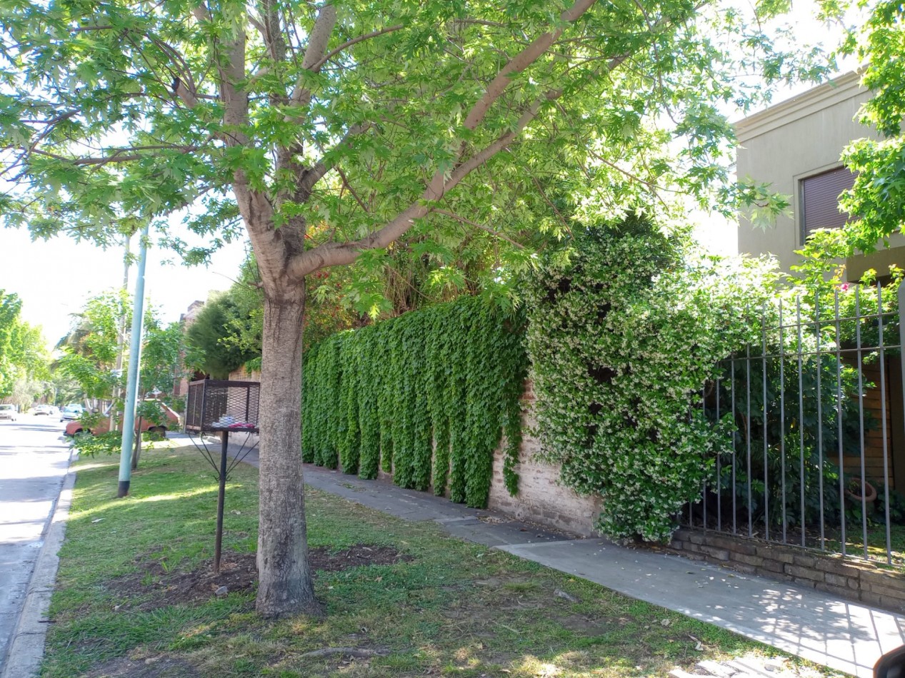VENTA DE CASA EN CASTELAR, 3 dormitorios, parque, y entrada de auto. EXCELENTE ZONA, Dean Funes 400