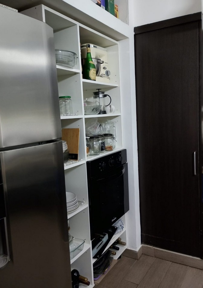 VENTA DE CASA EN CASTELAR, 3 dormitorios, parque, y entrada de auto. EXCELENTE ZONA, Dean Funes 400