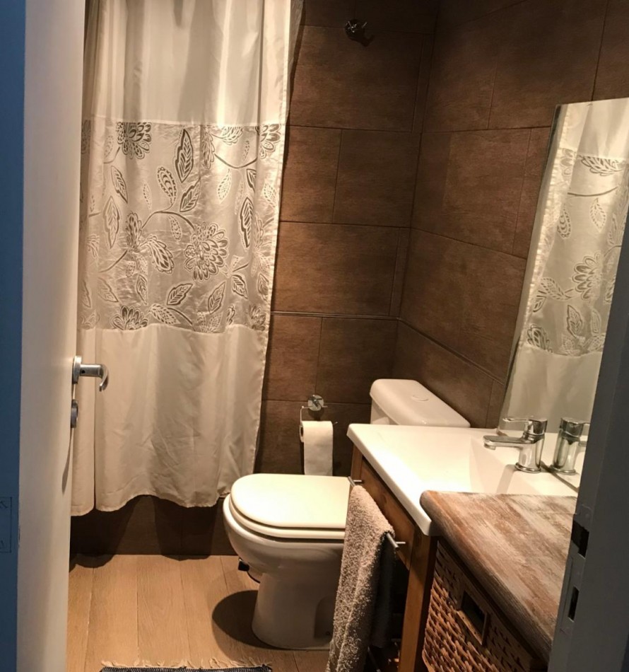 VENTA DE CASA EN CASTELAR, 3 dormitorios, parque, y entrada de auto. EXCELENTE ZONA, Dean Funes 400