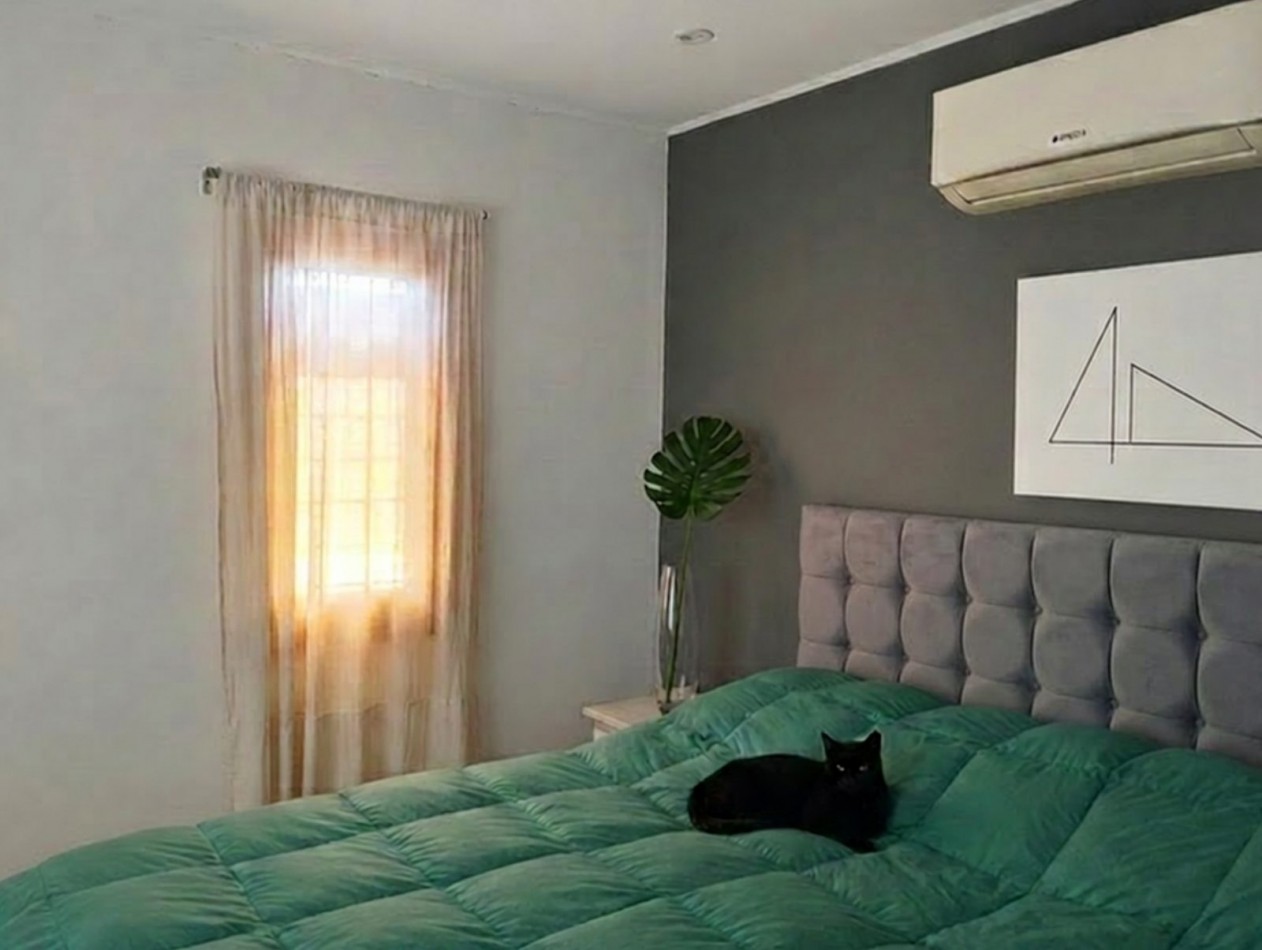 VENTA DE CASA EN CASTELAR, 3 dormitorios, parque, y entrada de auto. EXCELENTE ZONA, Dean Funes 400