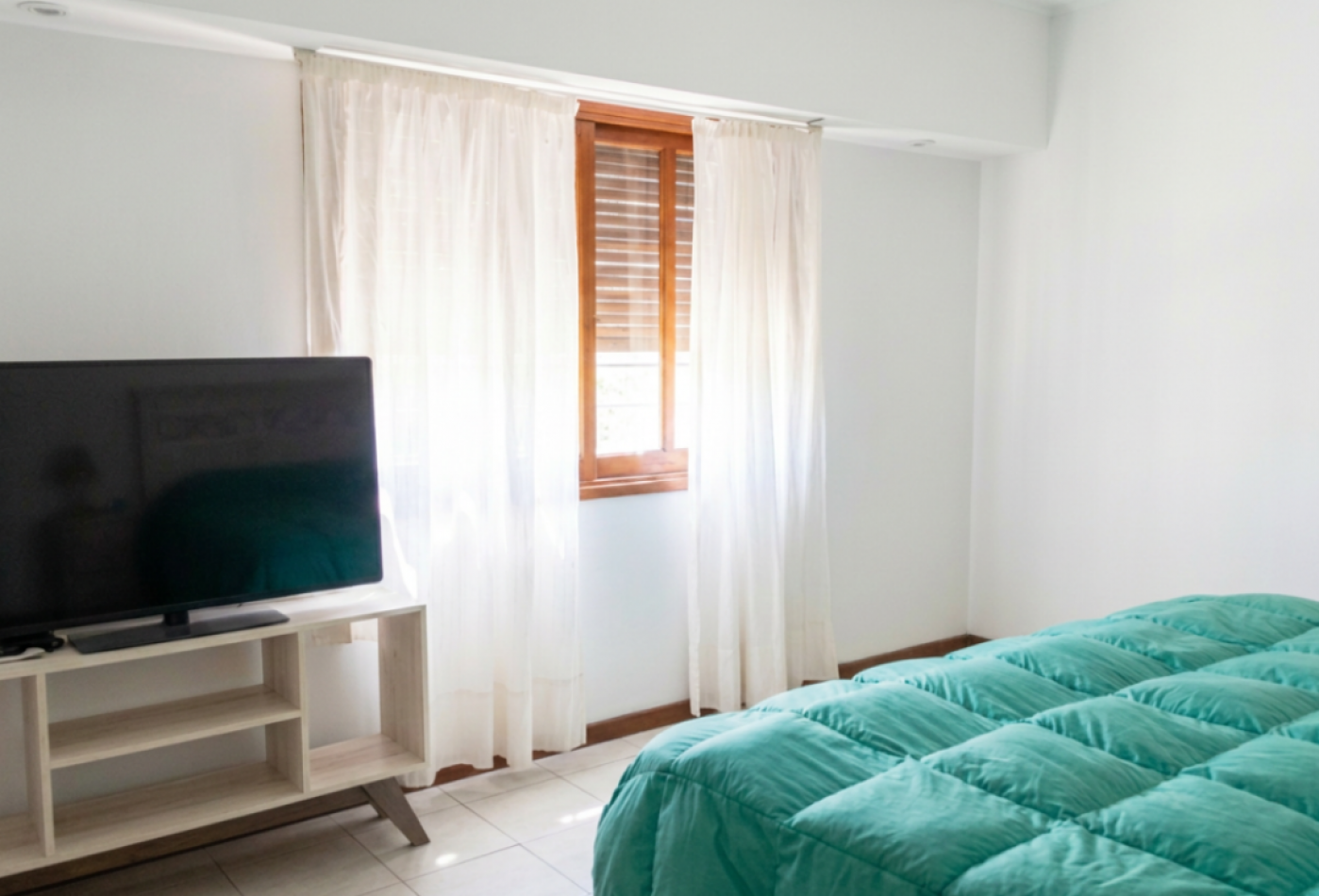 VENTA DE CASA EN CASTELAR, 3 dormitorios, parque, y entrada de auto. EXCELENTE ZONA, Dean Funes 400