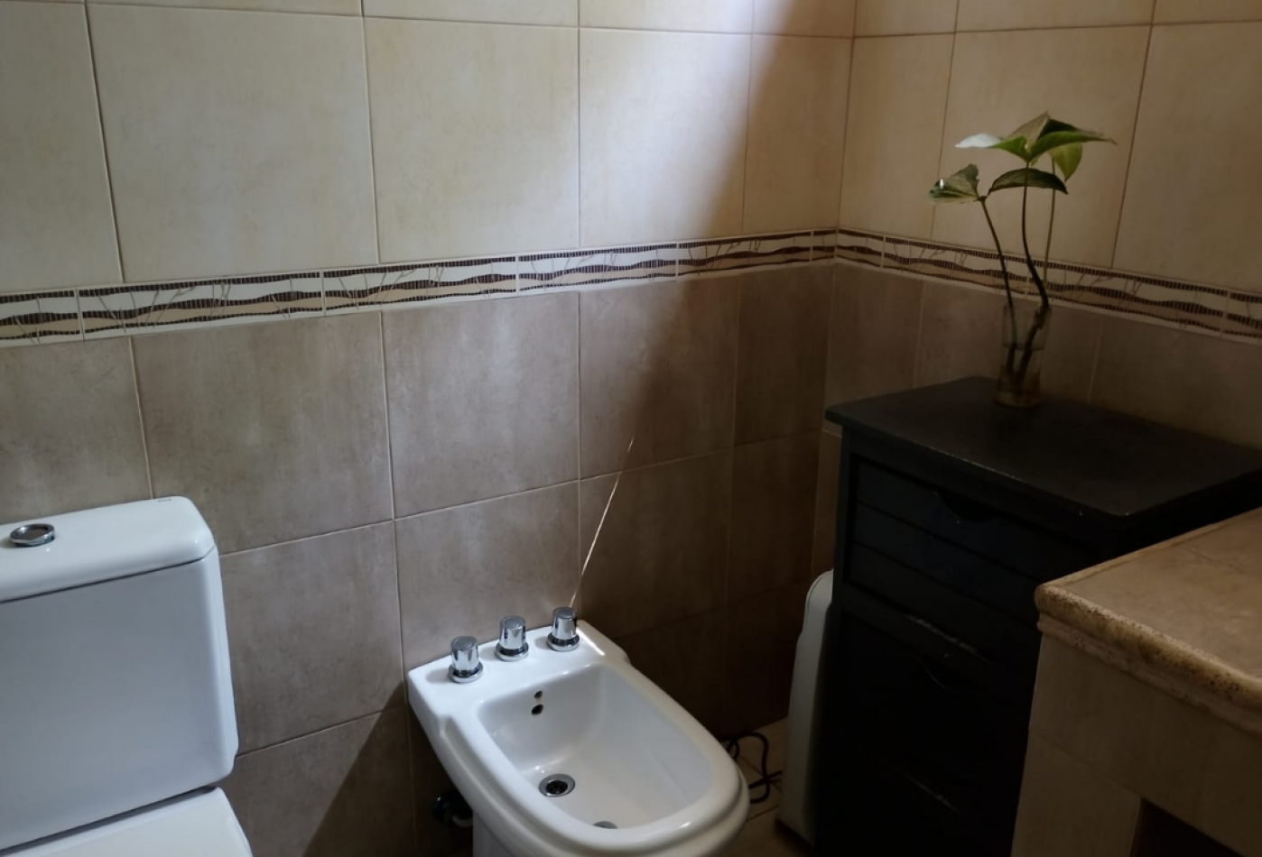 VENTA DE CASA EN CASTELAR, 3 dormitorios, parque, y entrada de auto. EXCELENTE ZONA, Dean Funes 400
