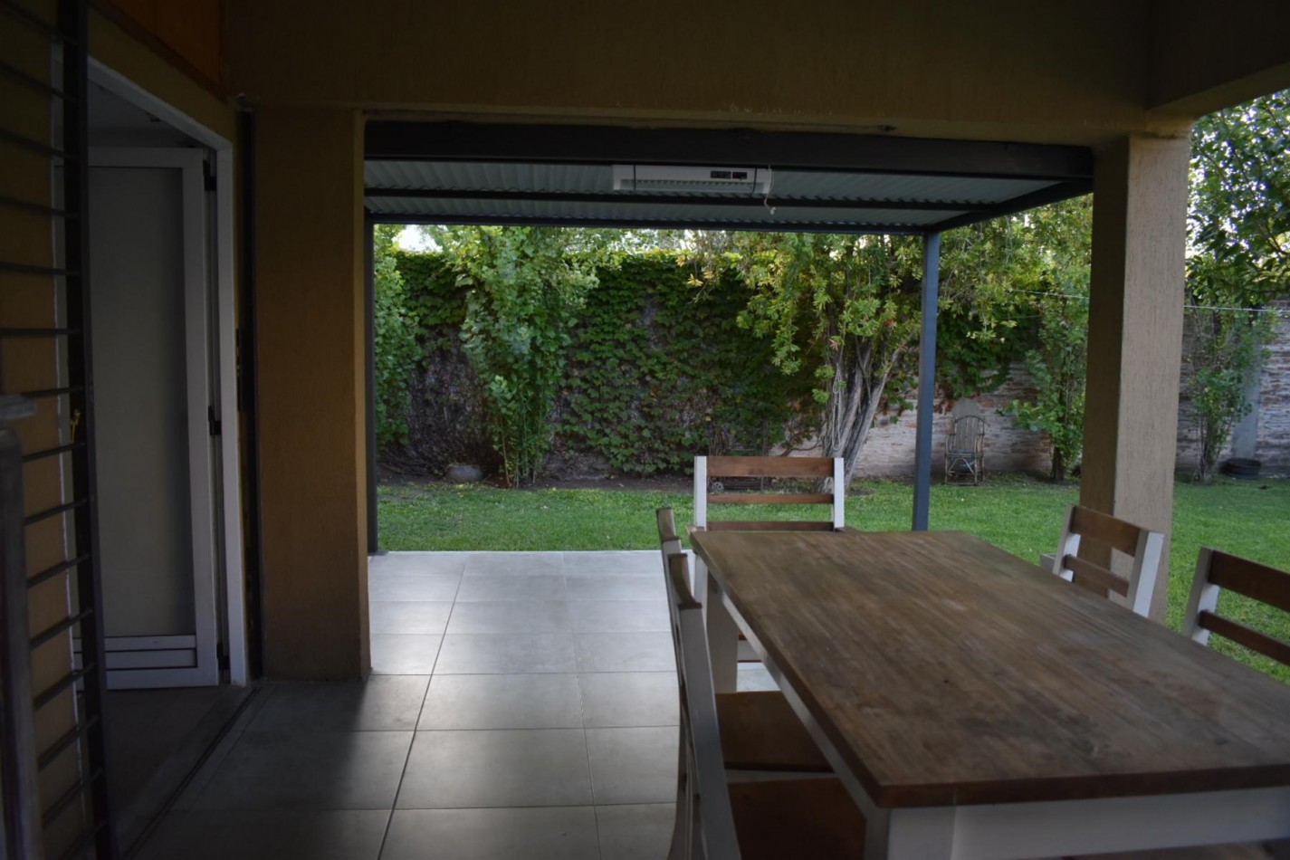 VENTA DE CASA EN CASTELAR, 3 dormitorios, parque, y entrada de auto. EXCELENTE ZONA, Dean Funes 400