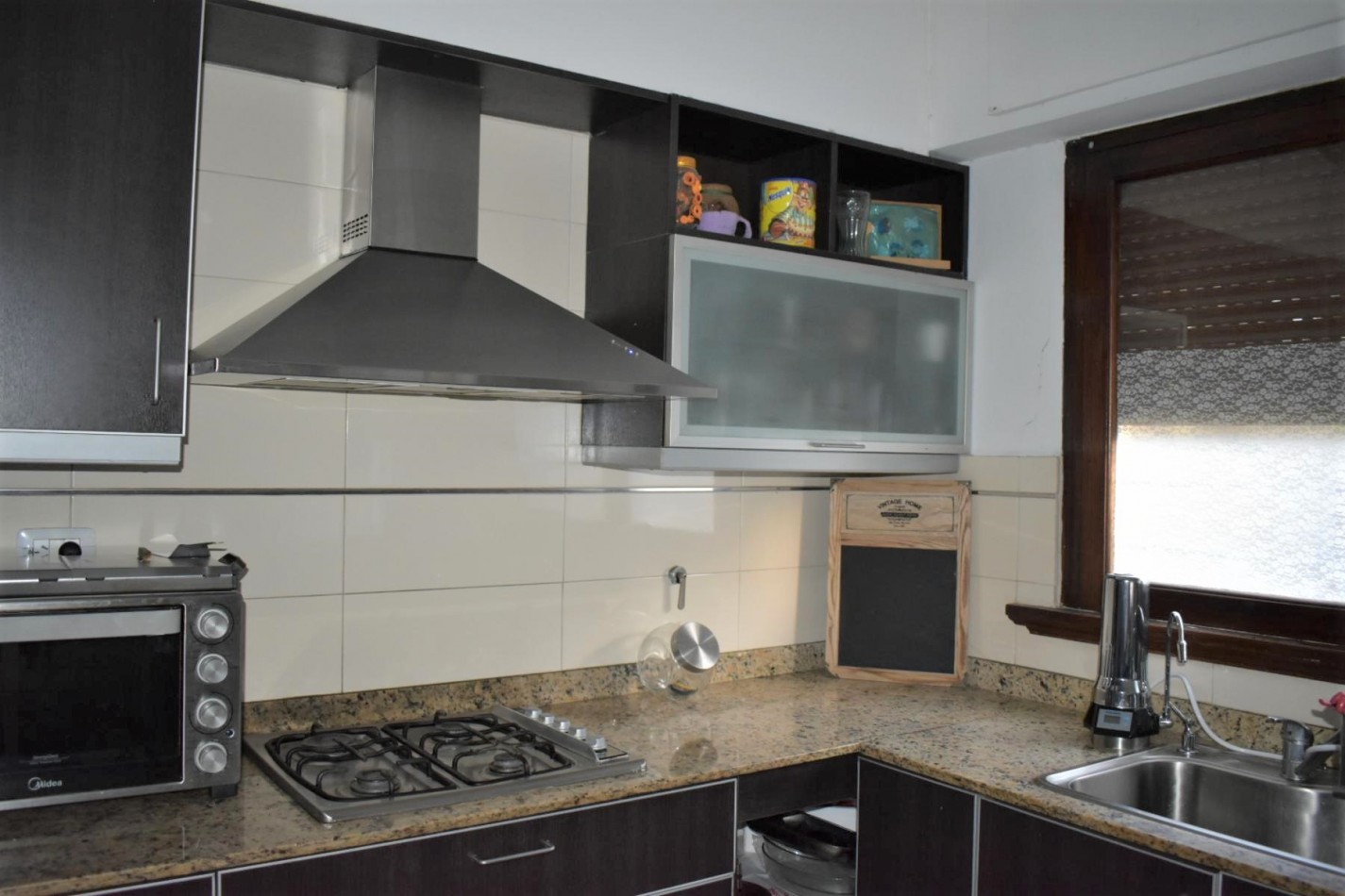 VENTA DE CASA EN CASTELAR, 3 dormitorios, parque, y entrada de auto. EXCELENTE ZONA, Dean Funes 400