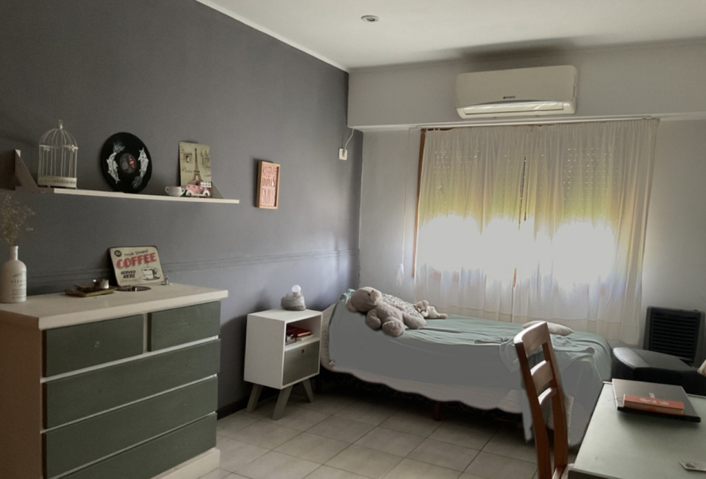 VENTA DE CASA EN CASTELAR, 3 dormitorios, parque, y entrada de auto. EXCELENTE ZONA, Dean Funes 400