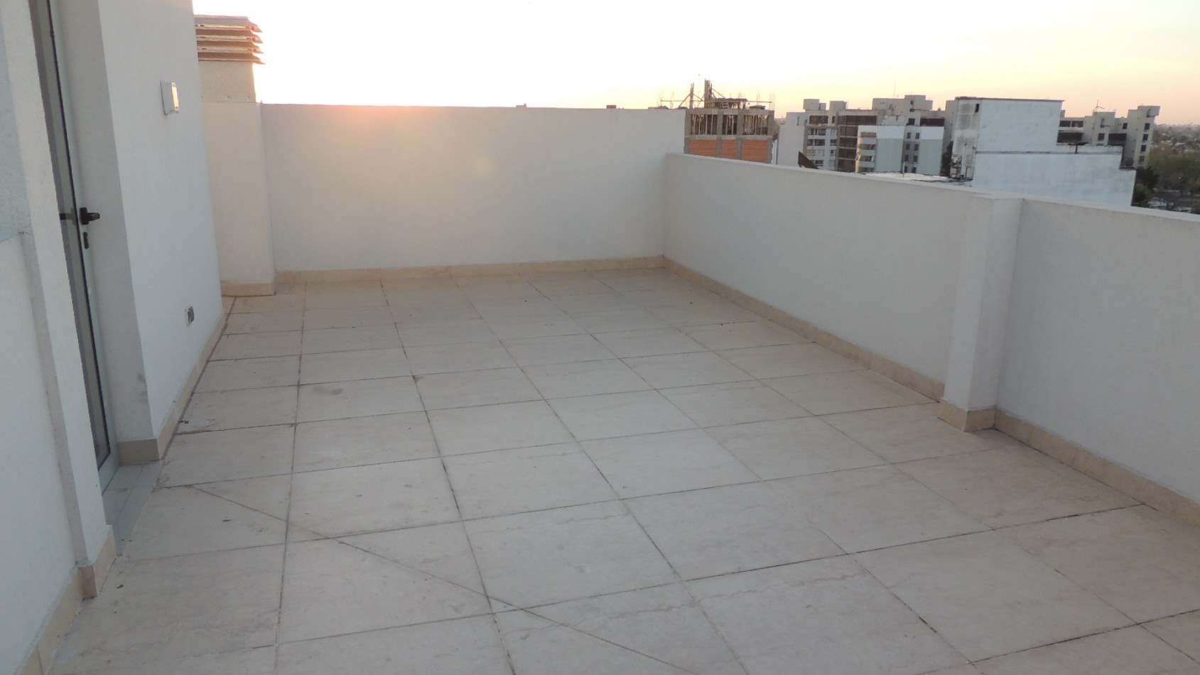 DEPARTAMENTO DE 2 AMB CON TERRAZA PRIVADA EN VENTA EN MORON