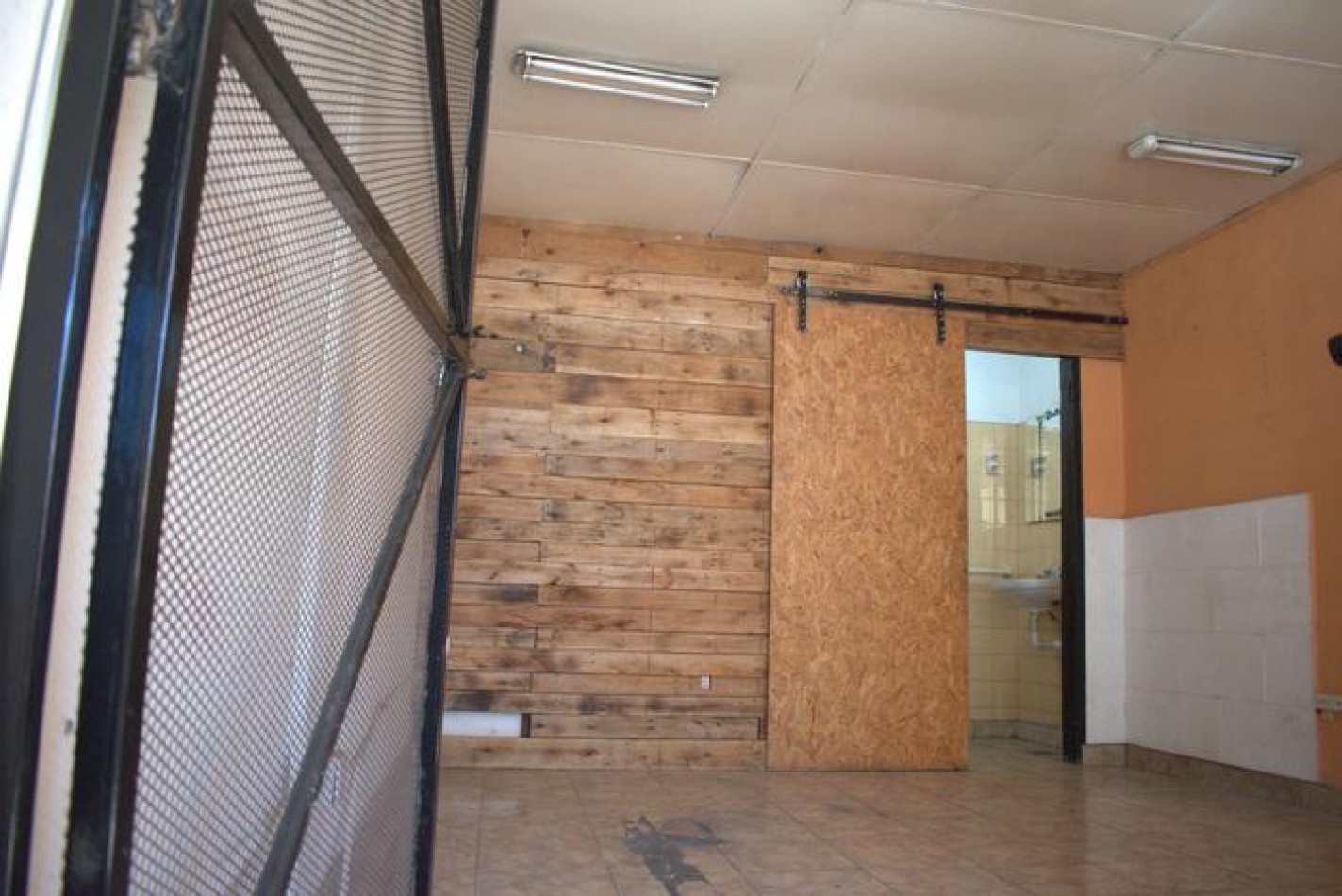 Local en venta con renta vigente. Moron