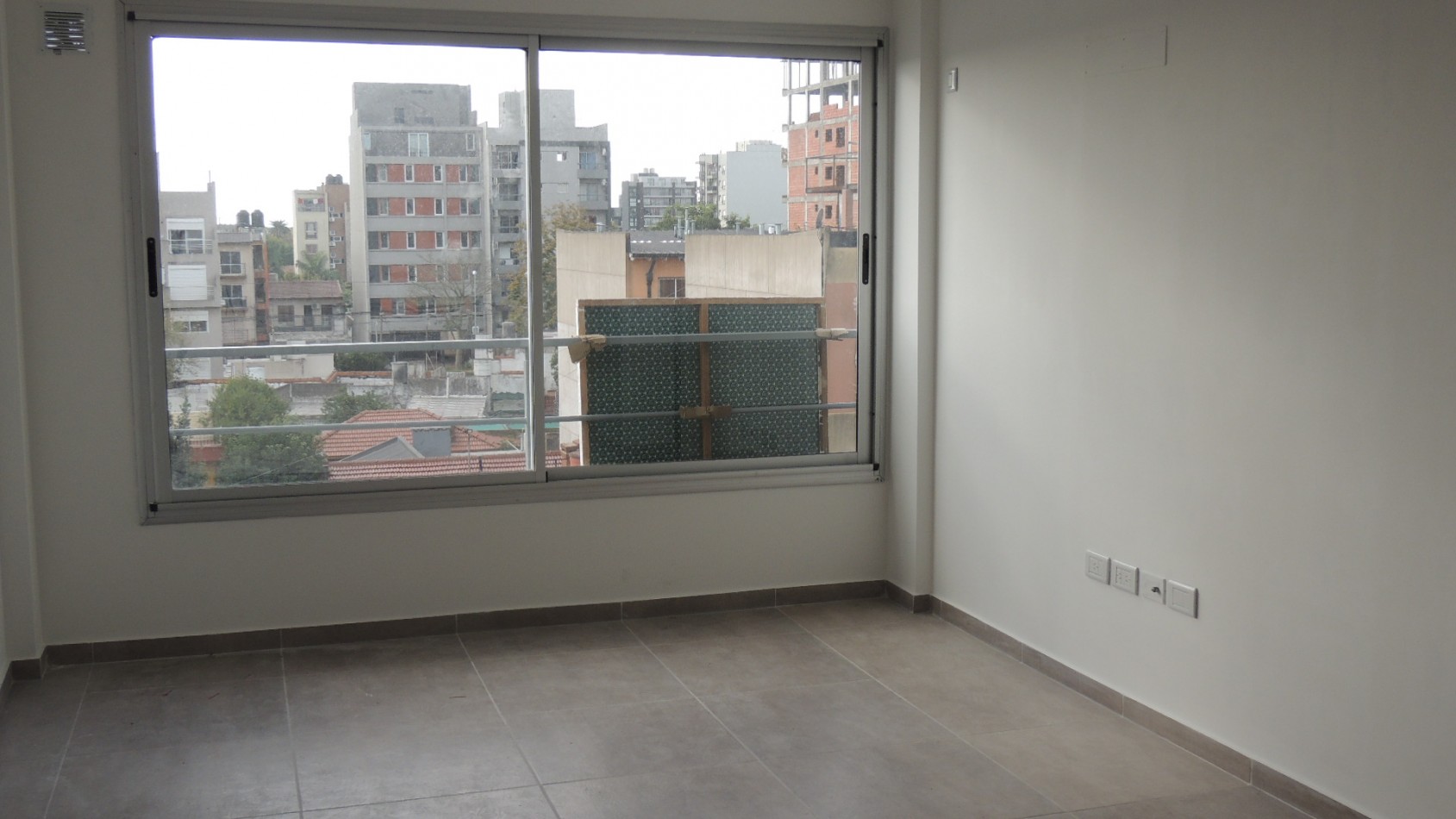 Monoambiente con cochera en alquiler Cercano estacion y Facultad Moron
