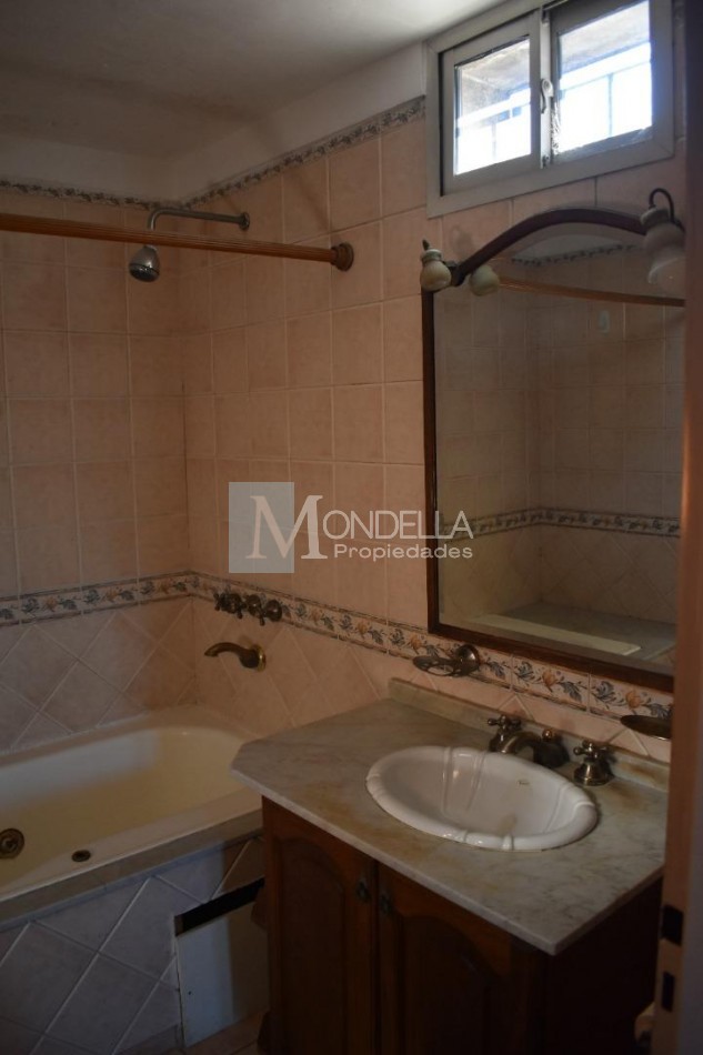 Casa 4 amb Pque. Sayago, Terreno 364 m², Pileta 2 cocheras. Nicolas Arredondo 3000, Castelar
