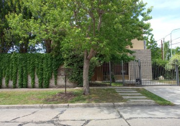 VENTA DE CASA EN CASTELAR, 3 dormitorios, parque, y entrada de auto. EXCELENTE ZONA, Dean Funes 400