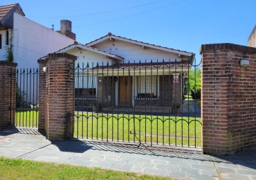 Solido Chalet de 4 ambientes con lote parquizado, Pasteur 3100.